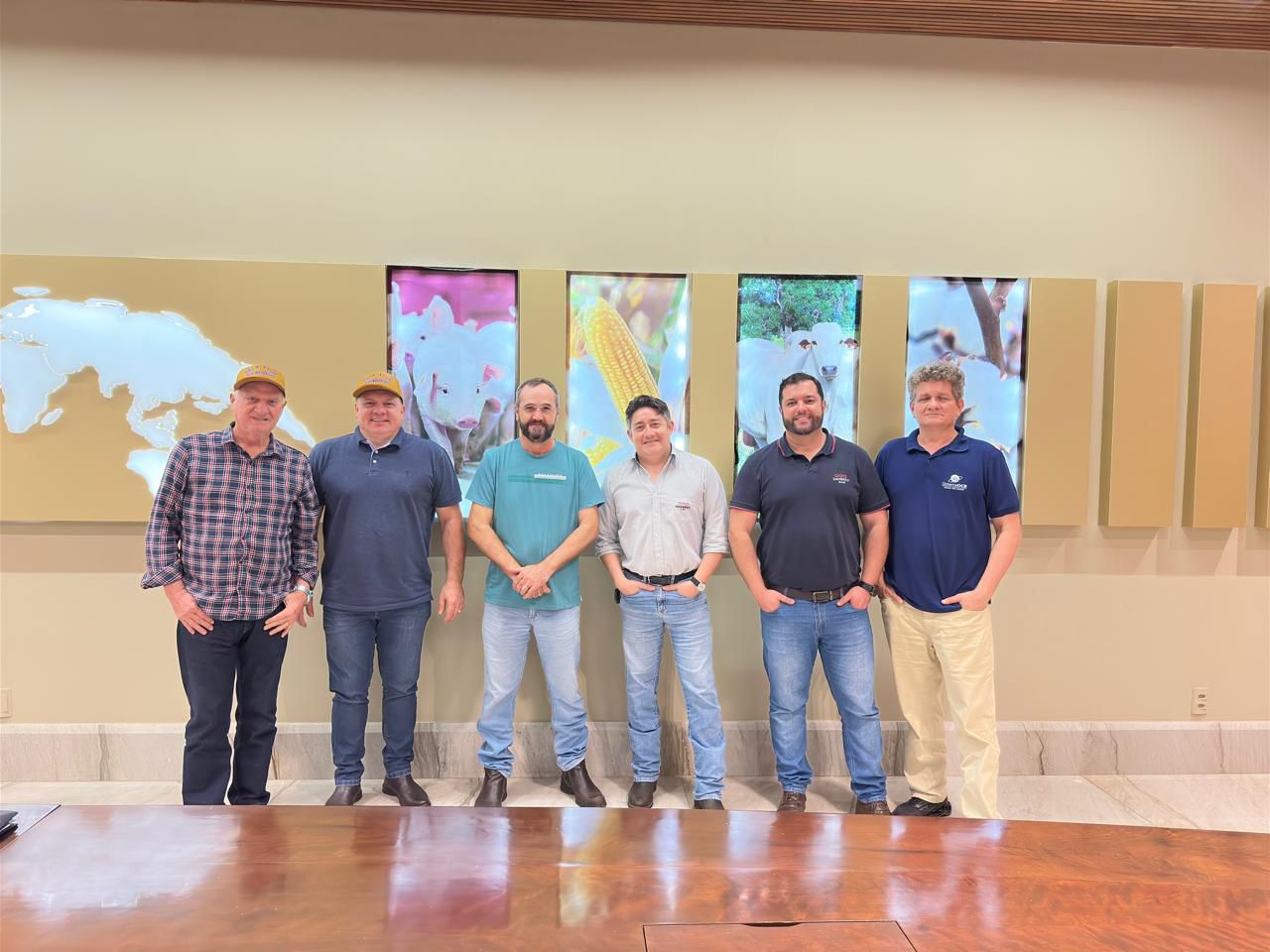 Sistema OCB e Cooperagro fazem visita técnica em cooperativa referência em processamento de carne suína, em Minas Gerais